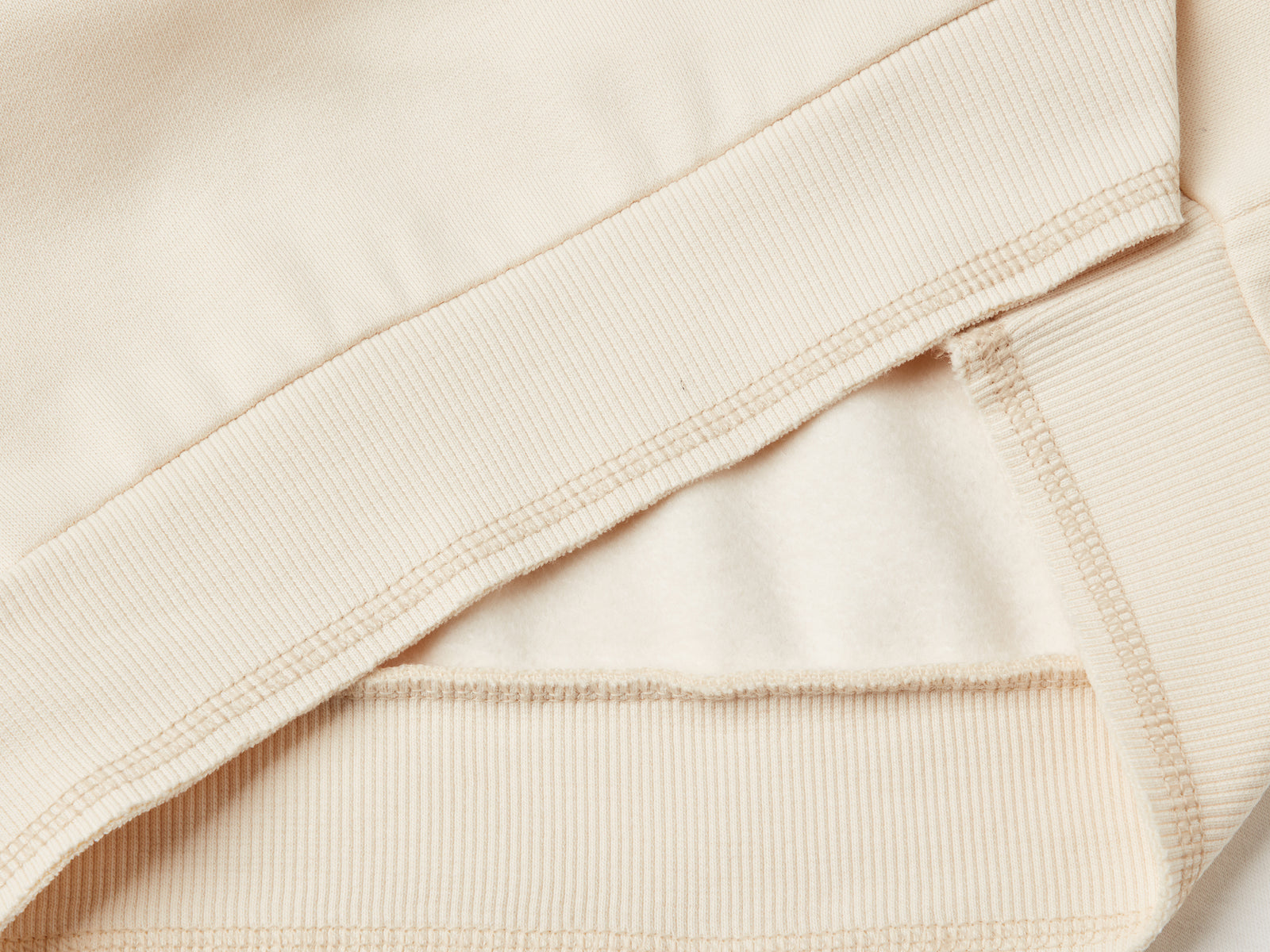 Felpa con stampa effetto velluto da bambino bianco panna 3 | Benetton Outlet