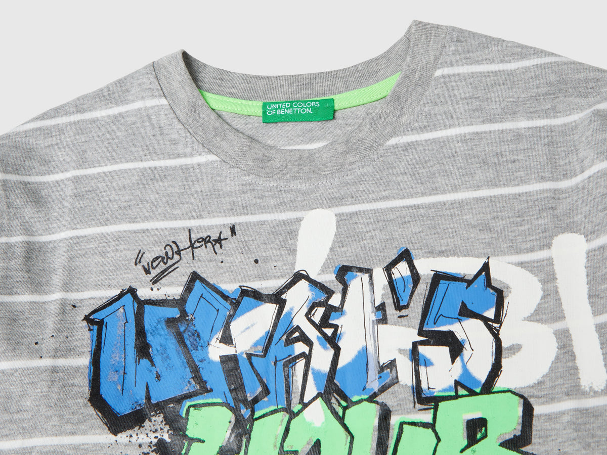 T-shirt a righe con slogan