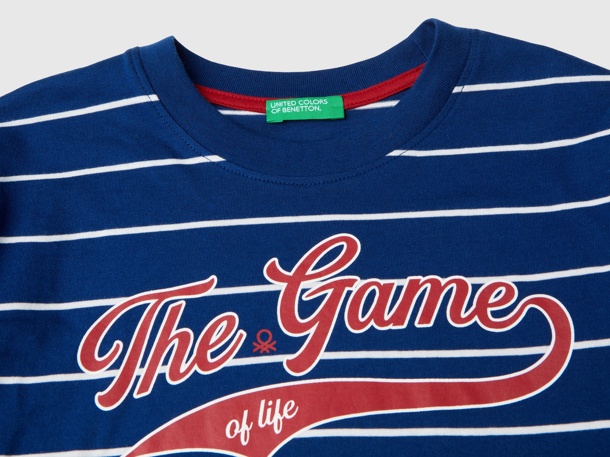 T-shirt a righe con slogan