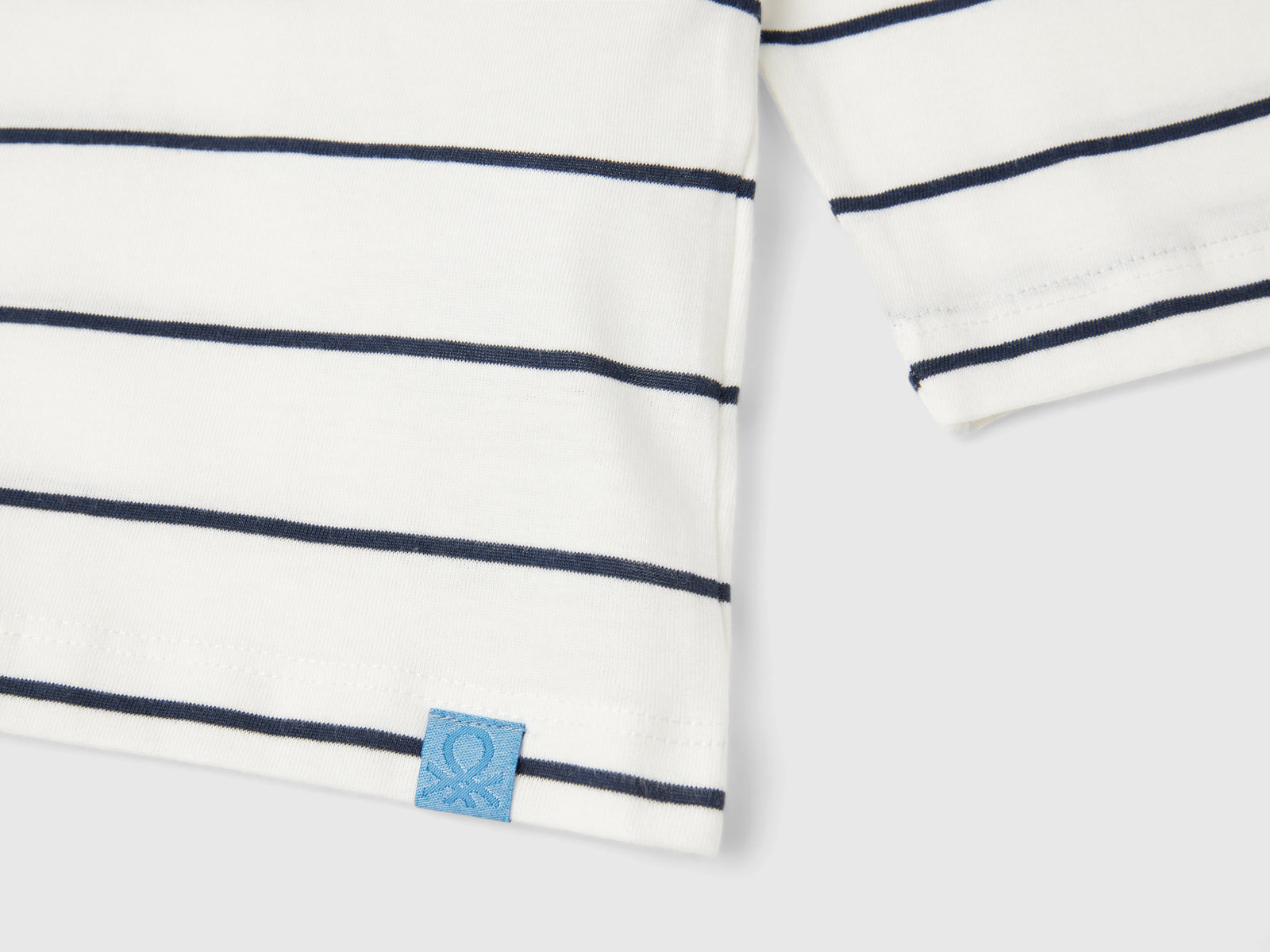T-shirt a righe con applicazione da bimbo bianco 3 | Benetton Outlet