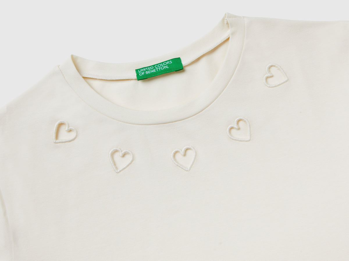 T-shirt con cuori cut out