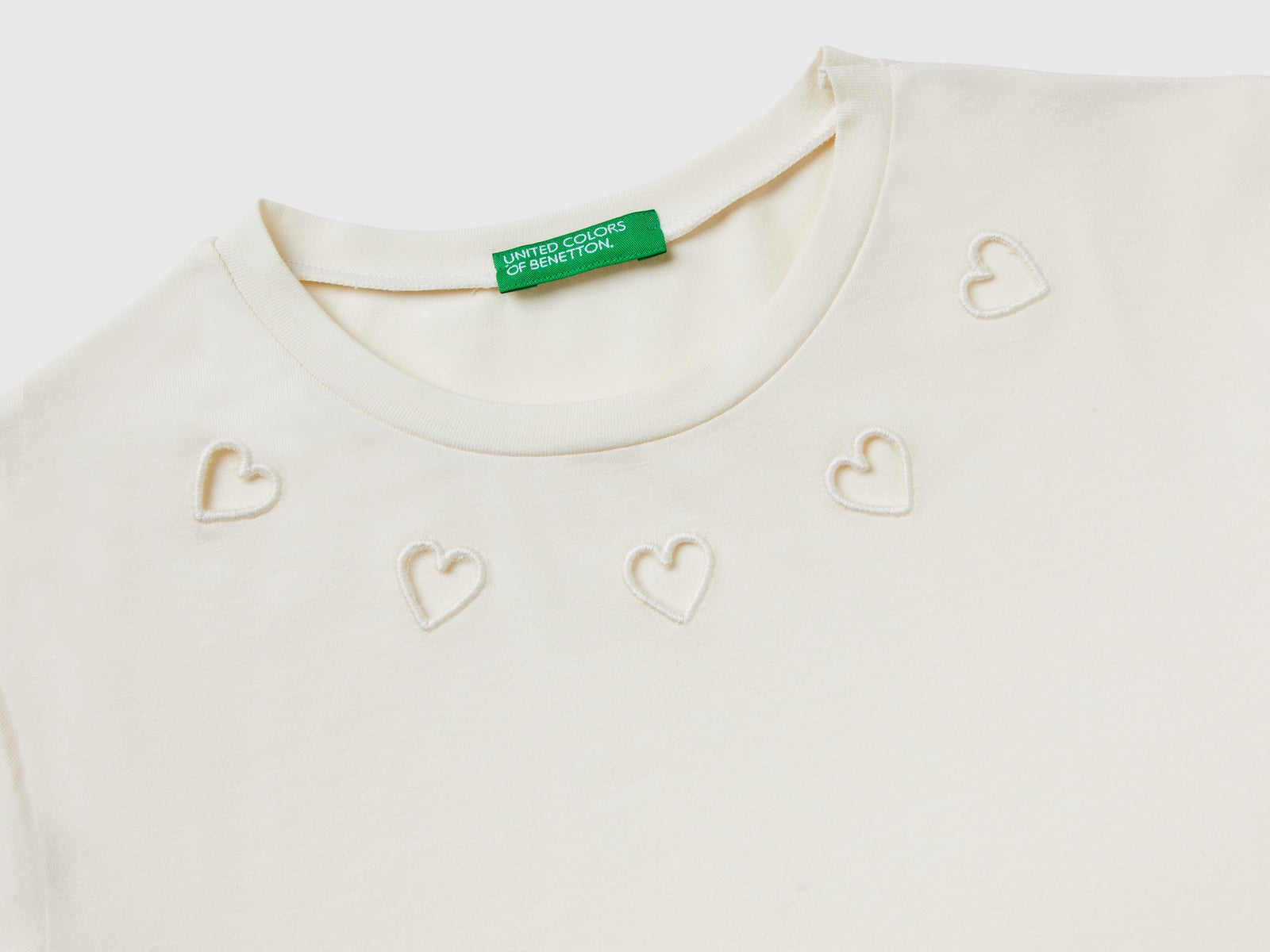 T-shirt con cuori cut out da bambina bianco panna 3 | Benetton Outlet