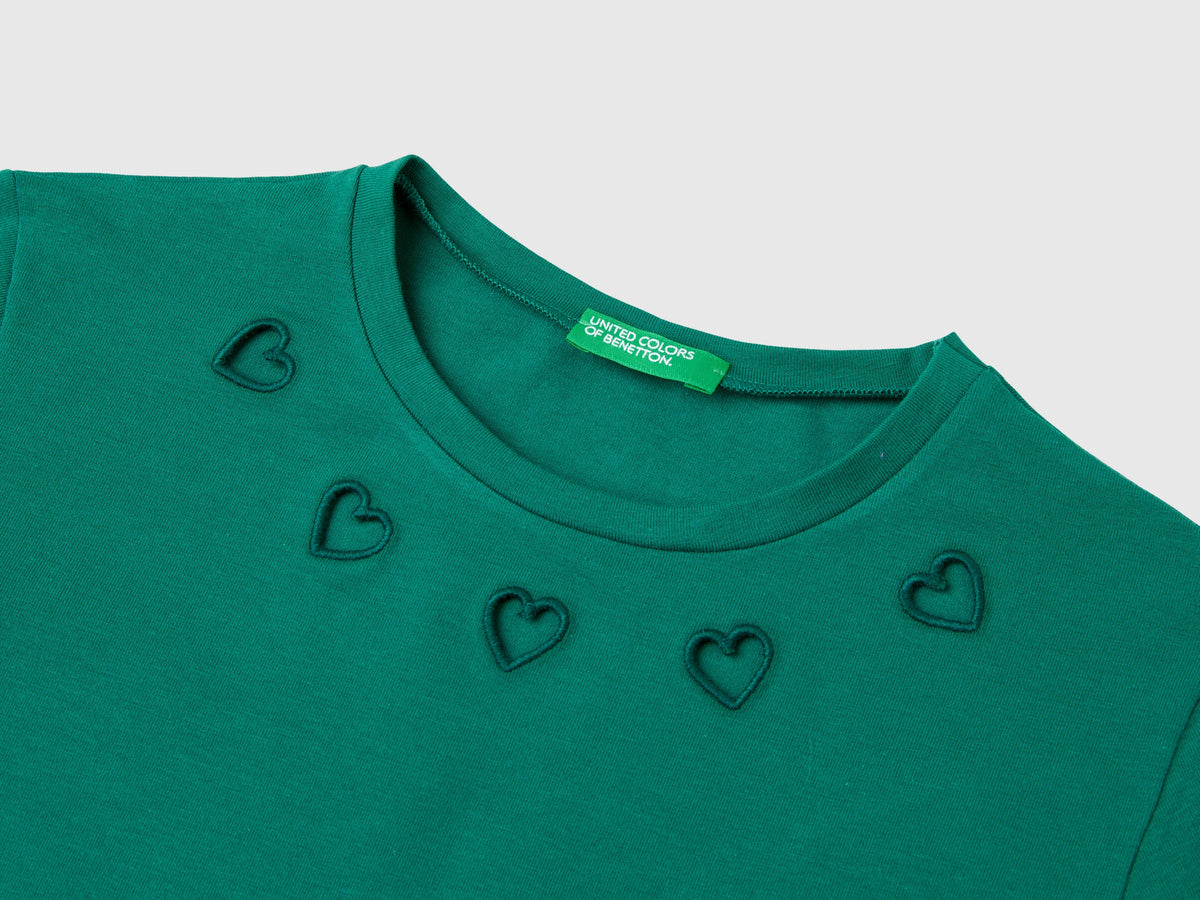 T-shirt con cuori cut out