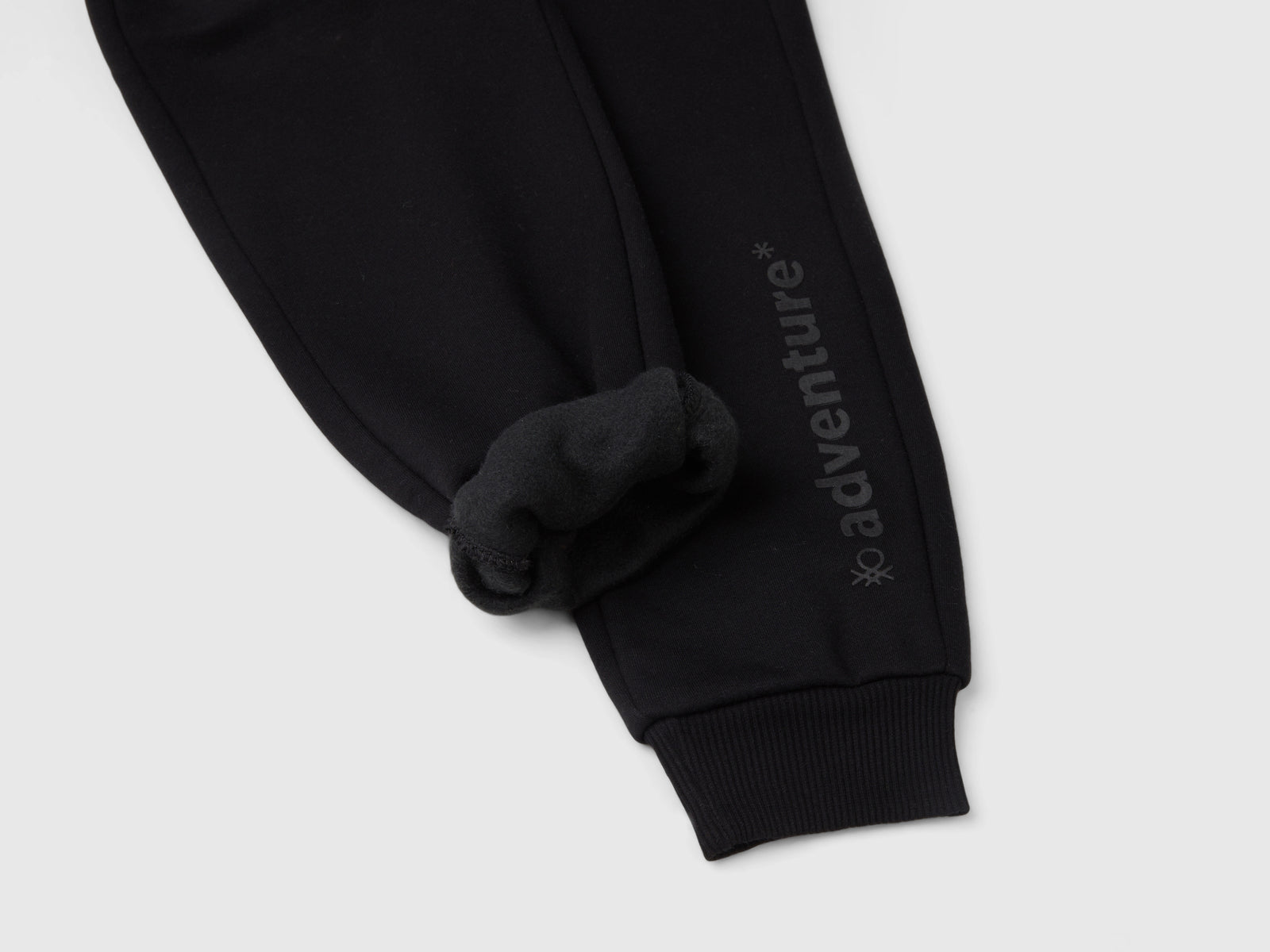 Pantaloni in calda felpa con stampa da bambino nero 3 | Benetton Outlet