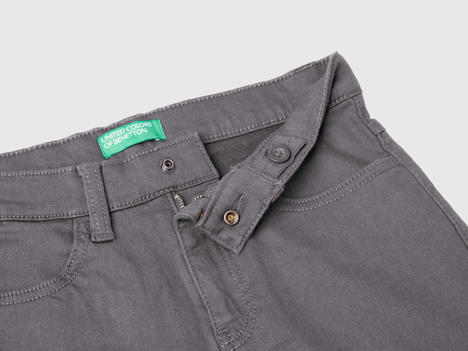 Pantaloni carrot fit da bambino grigio scuro 3 | Benetton Outlet