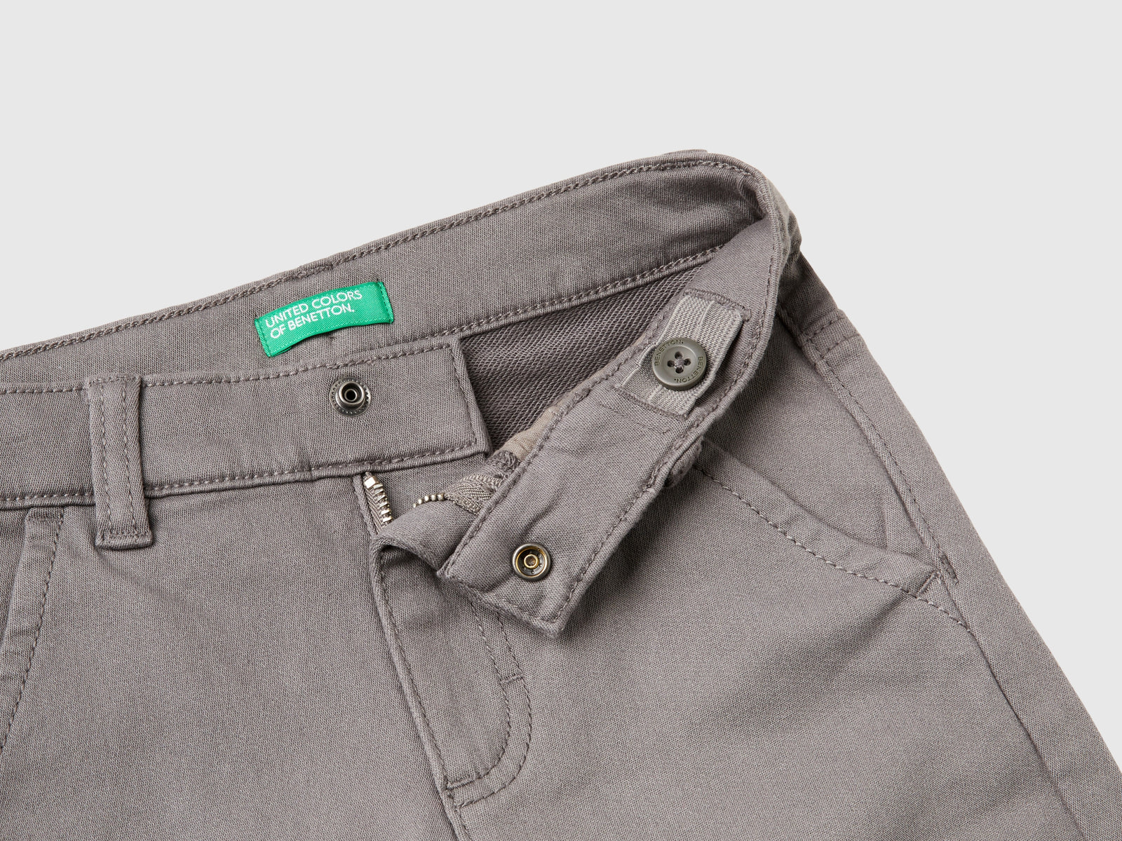 Pantaloni in cotone stretch da bimbo grigio scuro 3 | Benetton Outlet