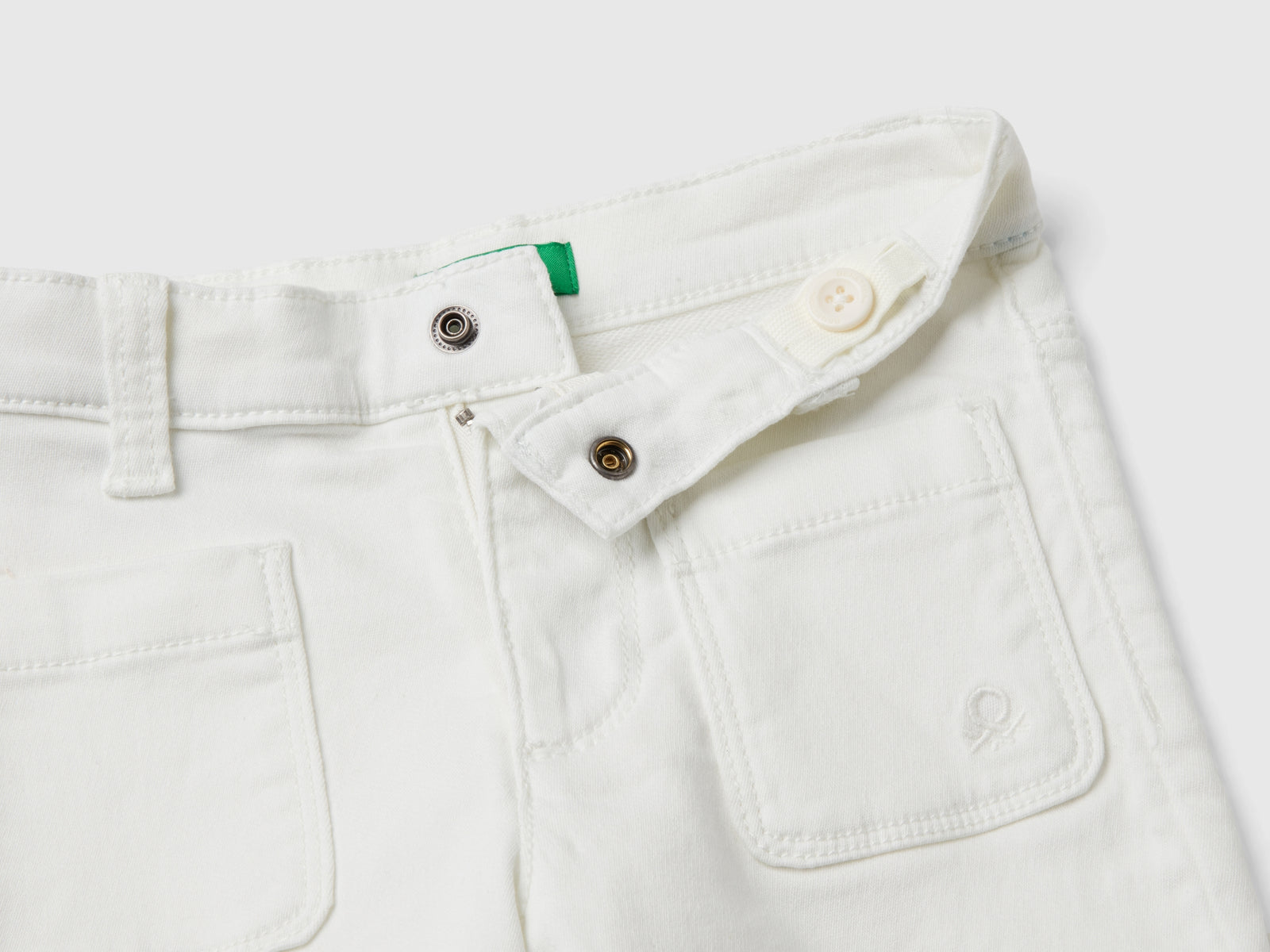 Pantaloni ampi in cotone stretch da bimba bianco panna 3 | Benetton Outlet