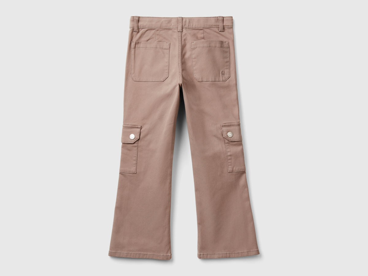 Pantaloni cargo a zampa