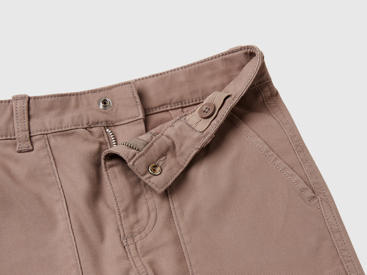 Pantaloni cargo a zampa