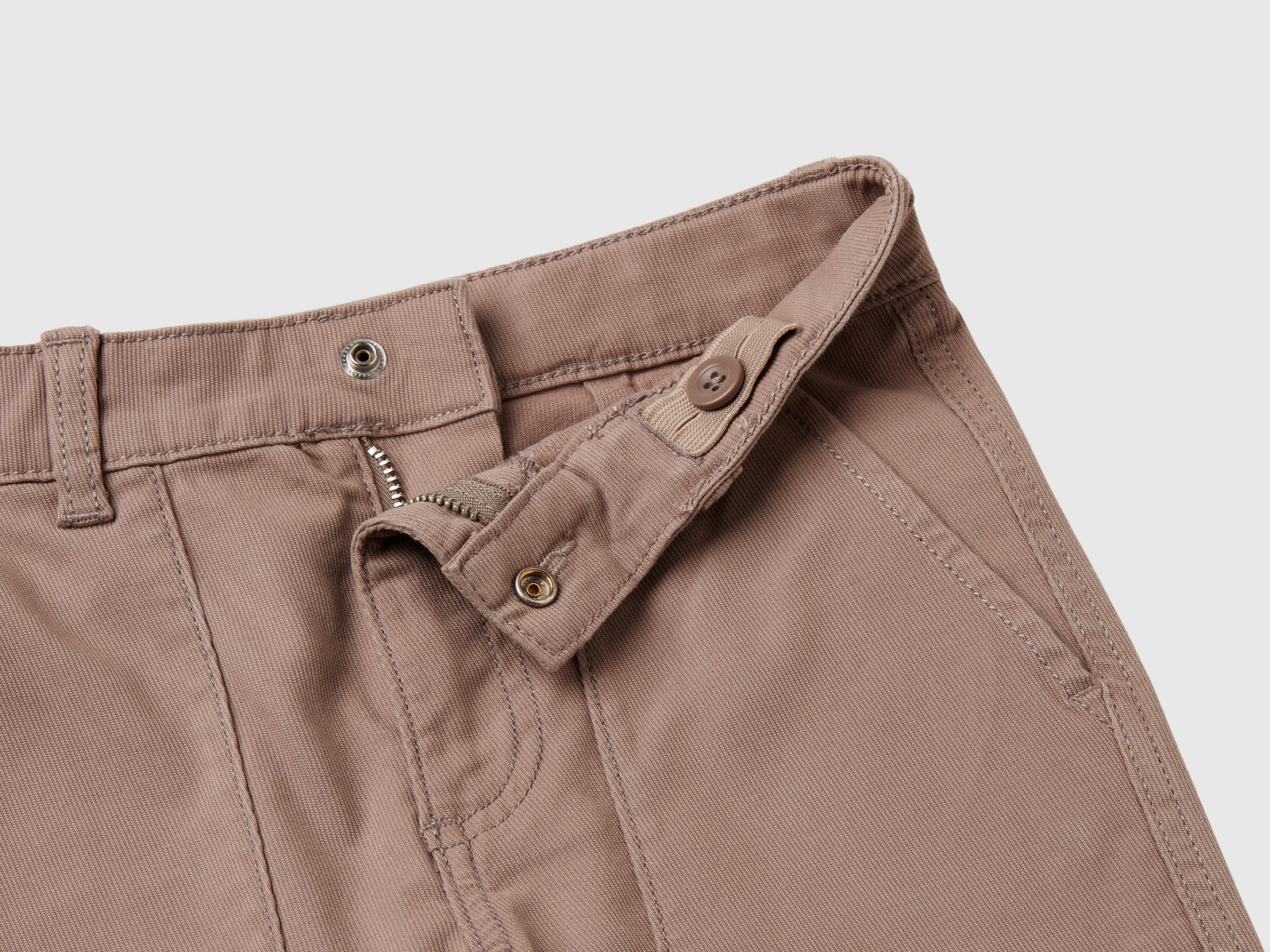Pantaloni cargo a zampa da bambina tortora 3 | Benetton Outlet
