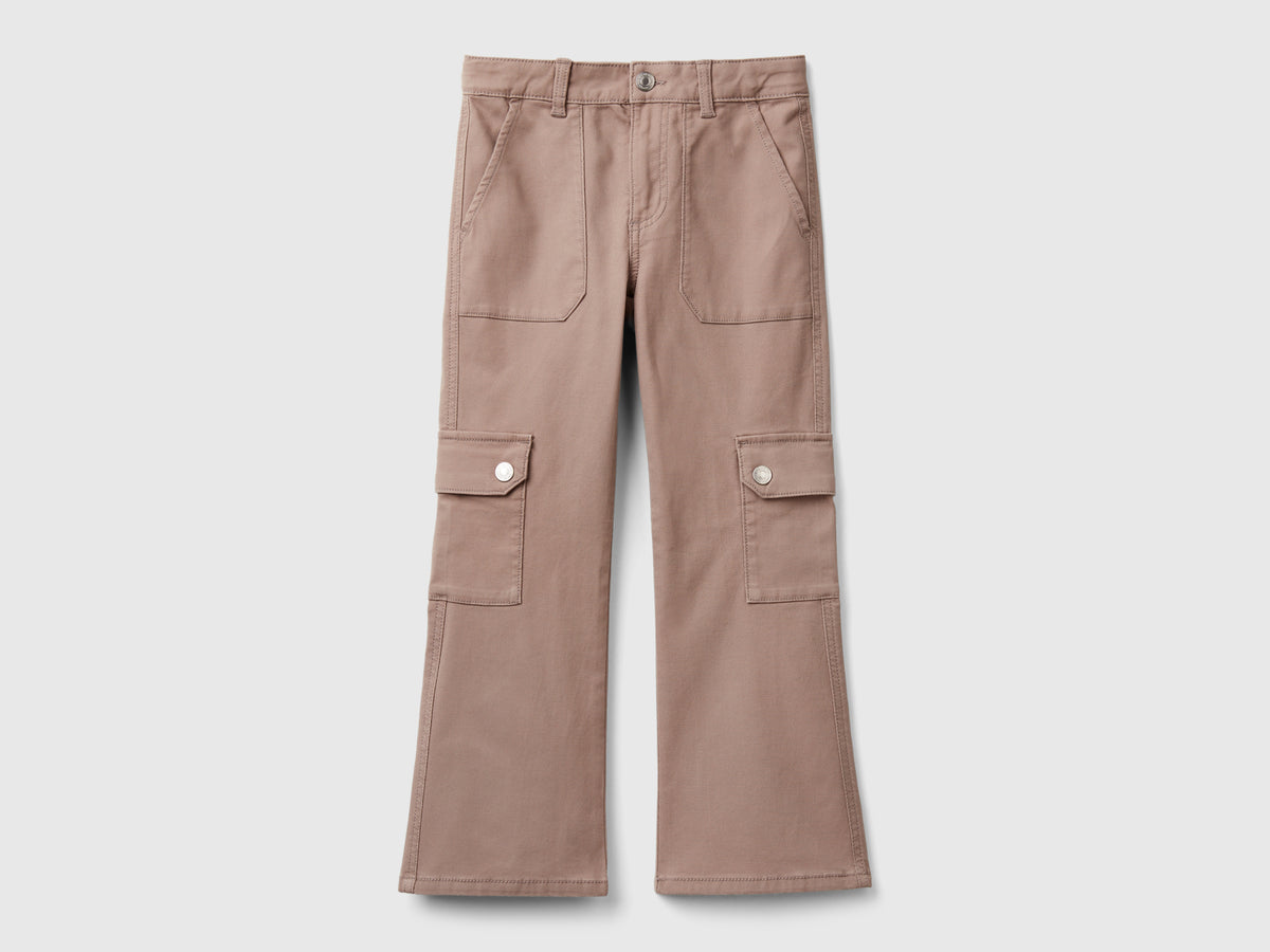 Pantaloni cargo a zampa