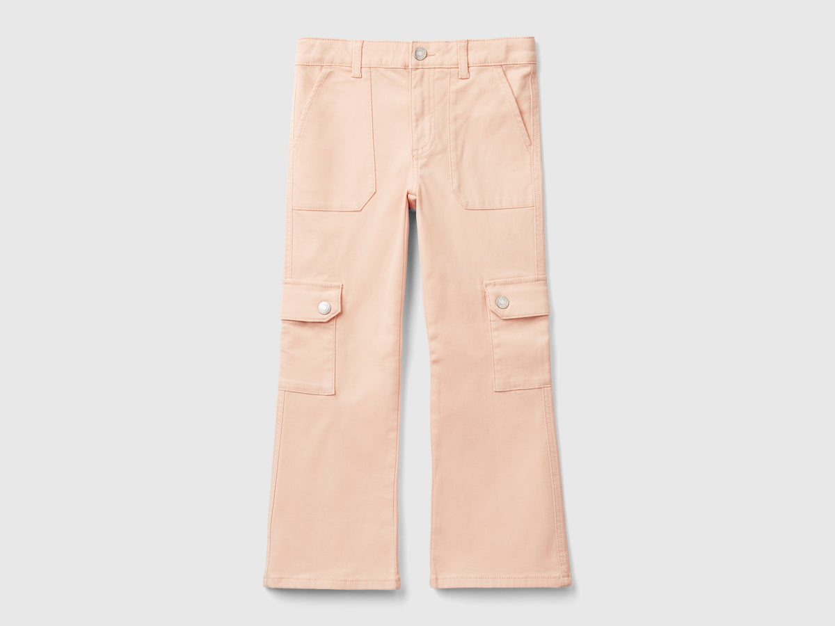 Pantaloni cargo a zampa
