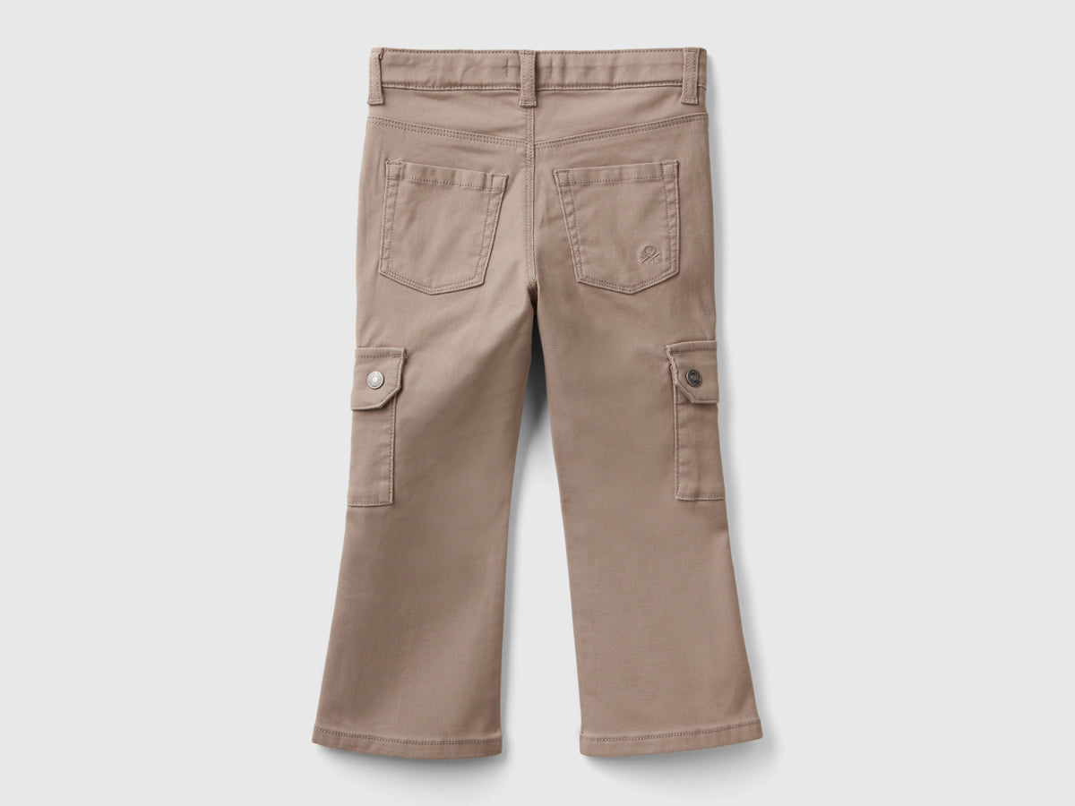 Pantaloni cargo a zampa