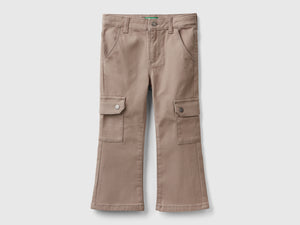 Pantaloni cargo a zampa