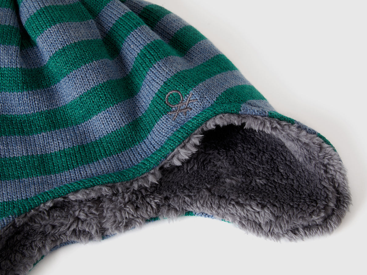 Gorro con orejeras y pompón