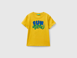 T-shirt con stampa in rilievo