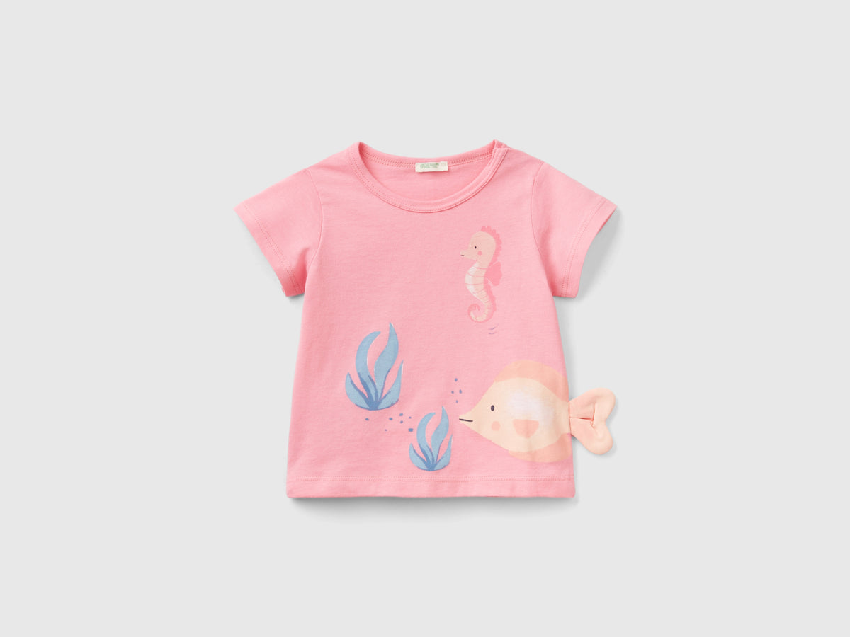 T-shirt con stampa e patch