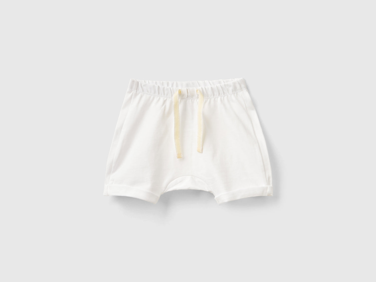 Pantalones cortos con parche en la espalda da neonato bianco | Benetton Outlet