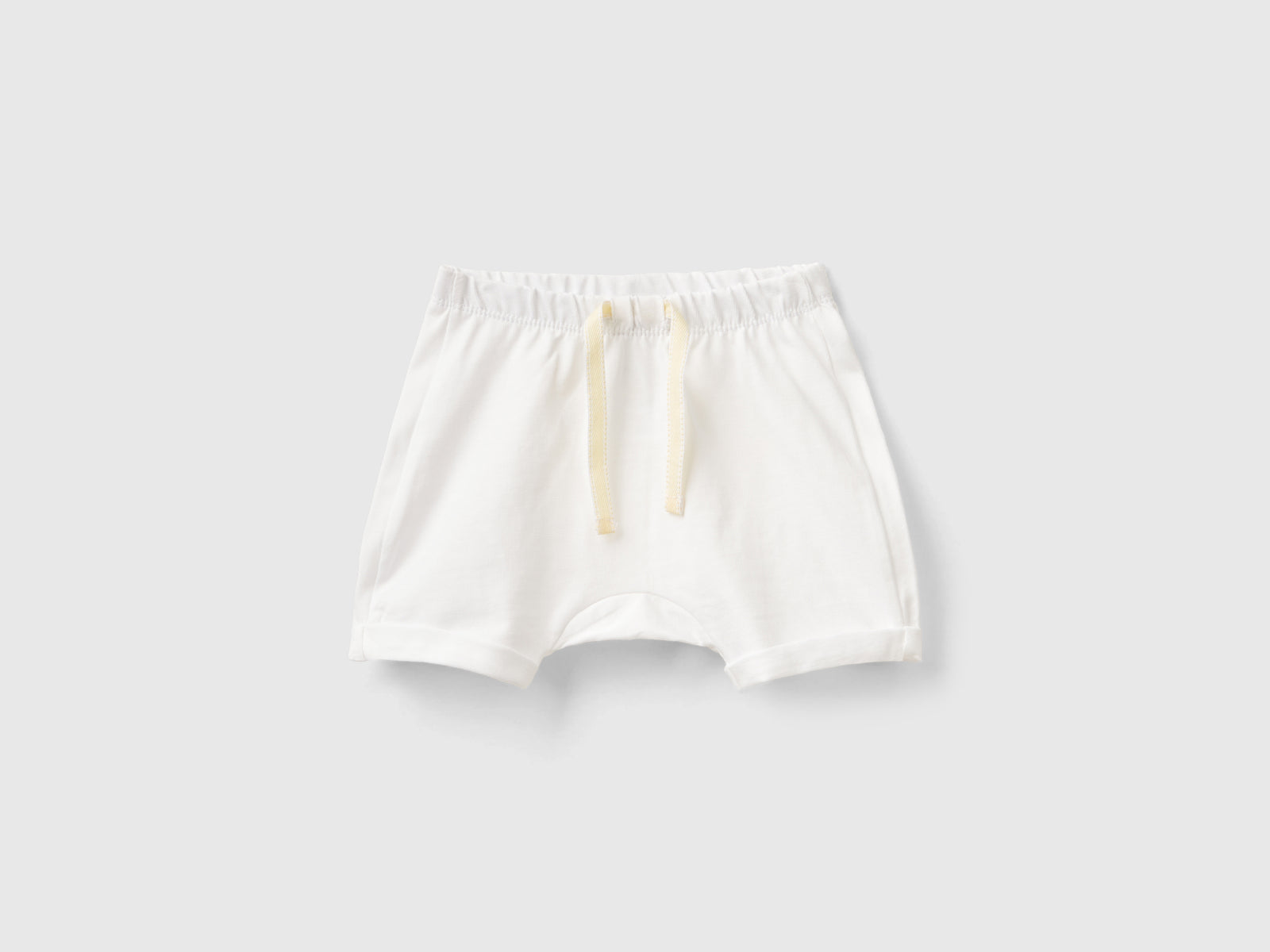 Shorts con patch sul retro da neonato bianco | Benetton Outlet
