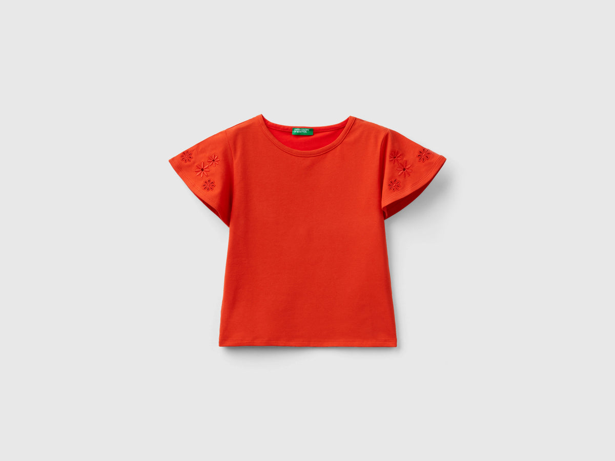 T-shirt con ricami floreali da bambina rosso | Benetton Outlet