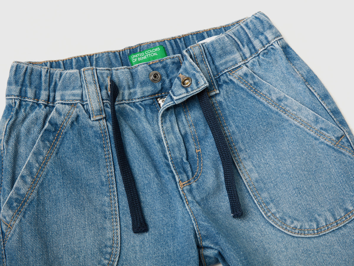 Jeans 100% cotone con maxi tasche