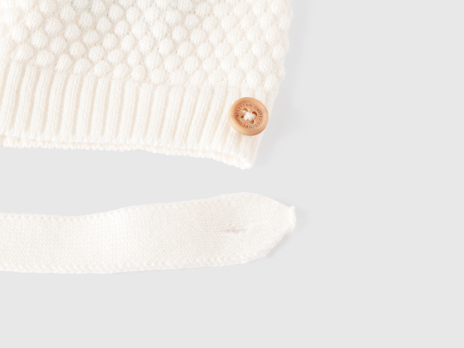 Cappellino lavorato 100% cotone da neonato bianco panna 3 | Benetton Outlet