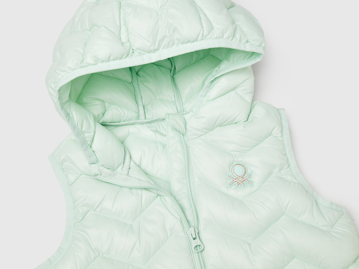 Gilet imbottito con cappuccio