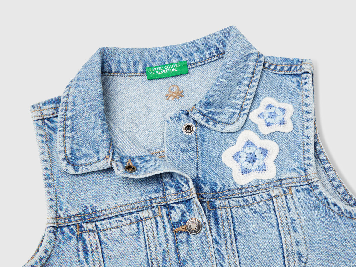Gilet di jeans con patch fiori