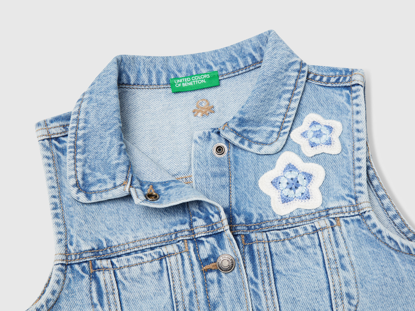 Gilet di jeans con patch fiori da bimba azzurro 3 | Benetton Outlet