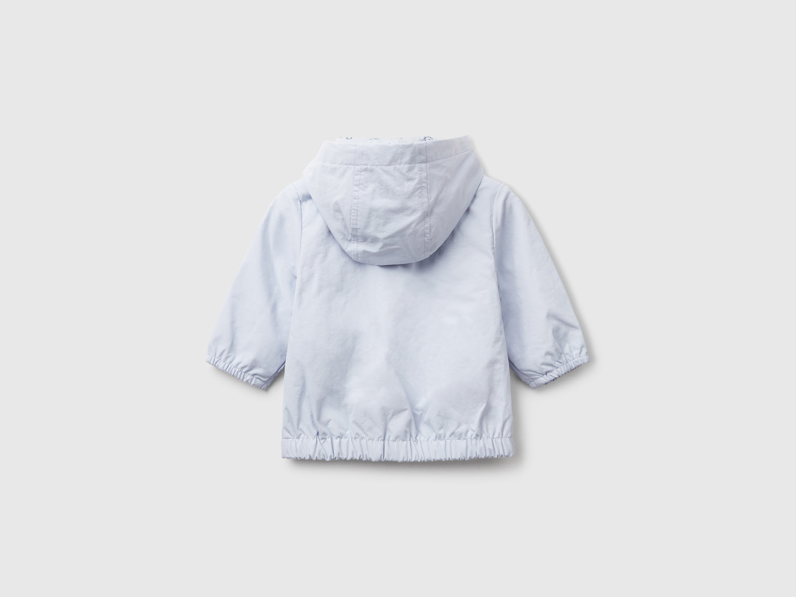 Giacca leggera con cappuccio da neonato celeste 2 | Benetton Outlet
