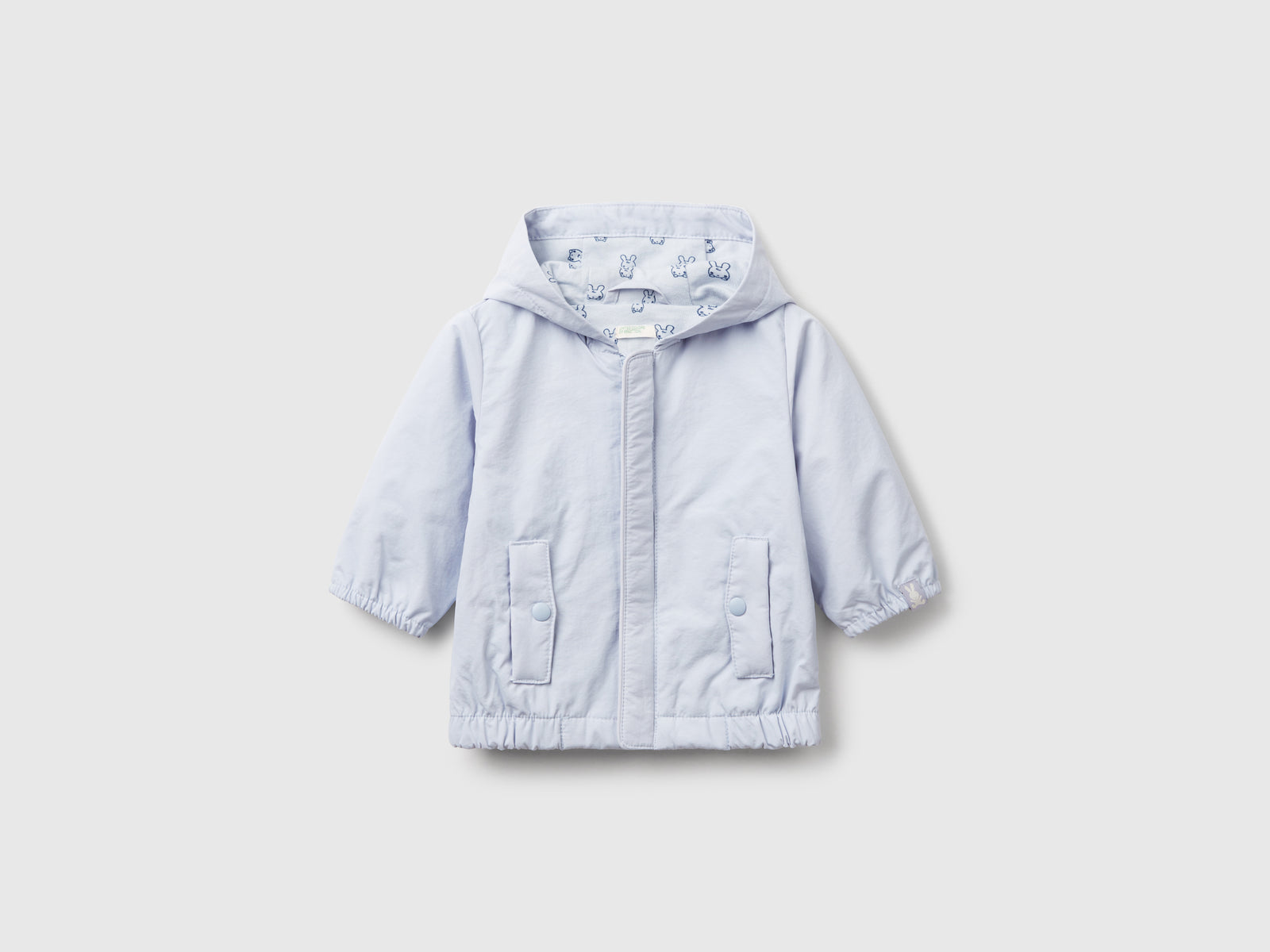Giacca leggera con cappuccio da neonato celeste | Benetton Outlet