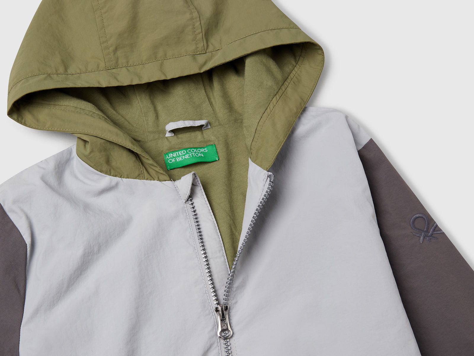 Giubbino in nylon con cappuccio da bambino grigio chiaro 3 | Benetton Outlet