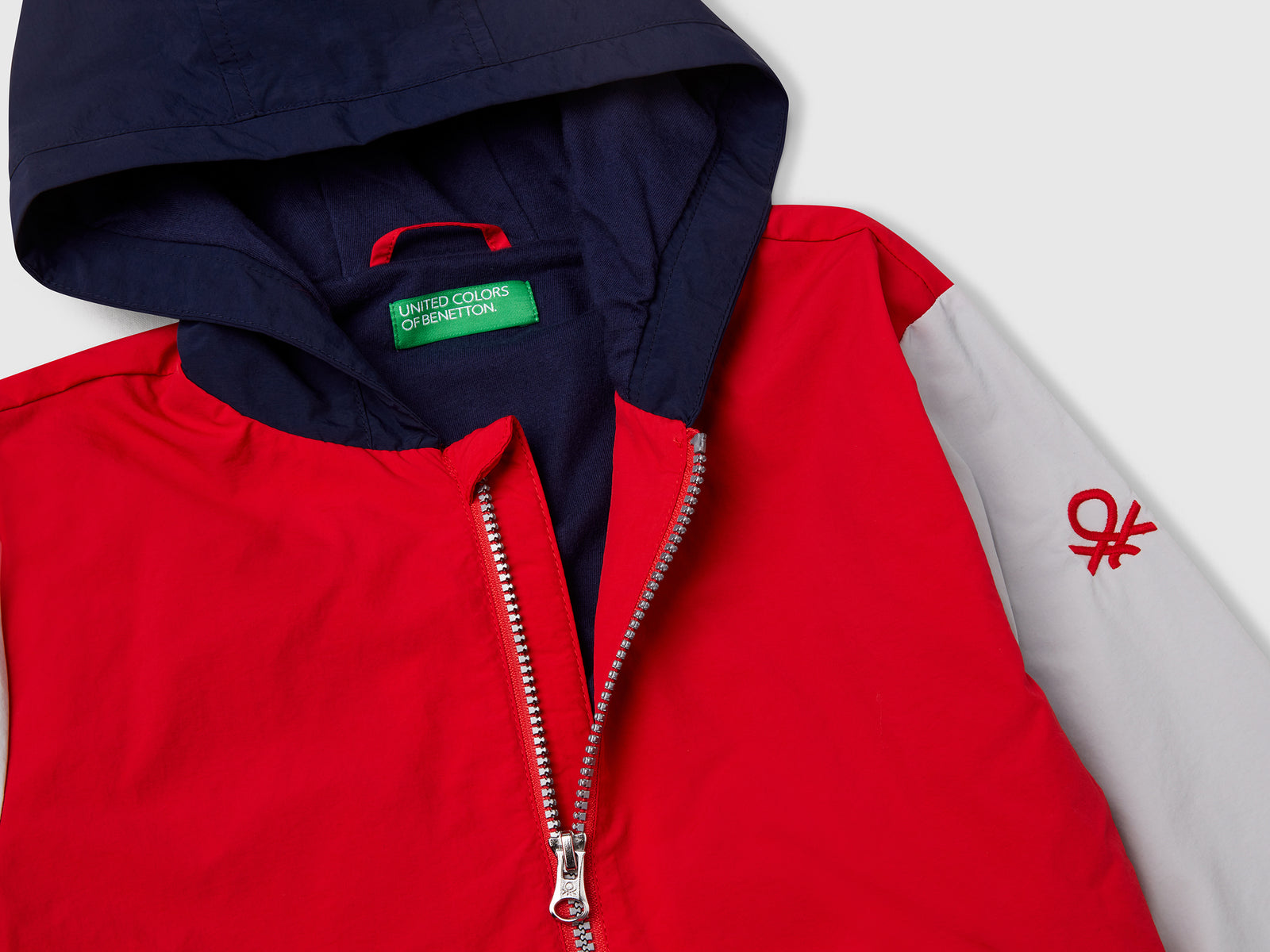 Giubbino in nylon con cappuccio da bambino rosso 3 | Benetton Outlet