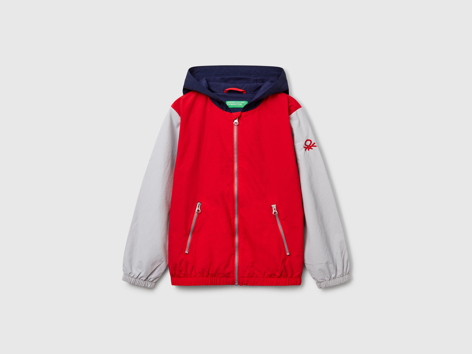 Giubbino in nylon con cappuccio da bambino rosso | Benetton Outlet
