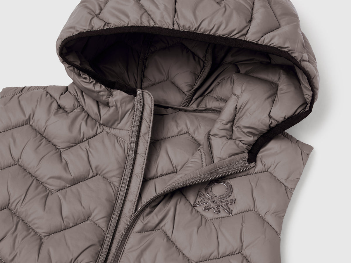 Gilet imbottito con cappuccio