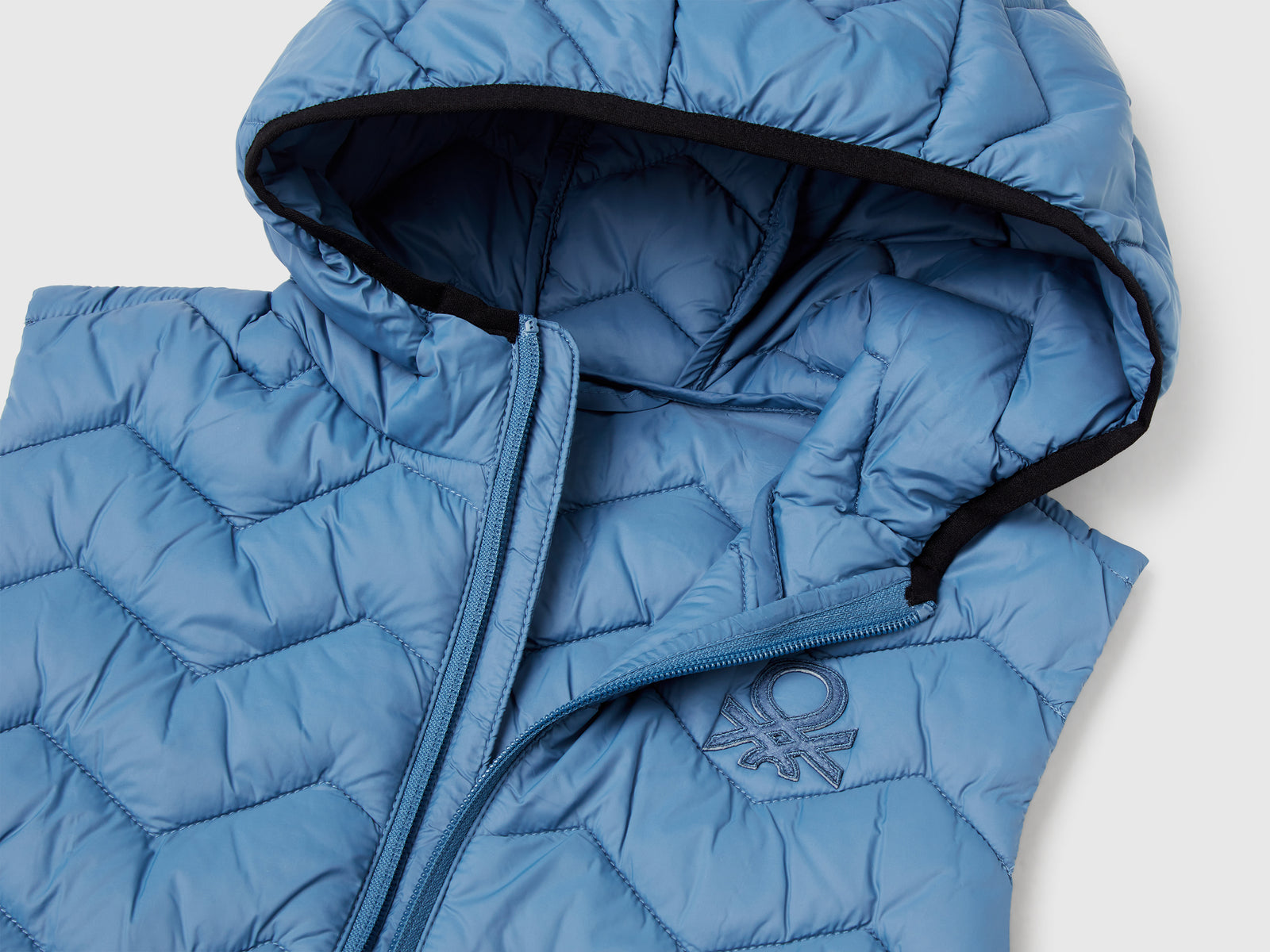 Gilet imbottito con cappuccio da bambino azzurro 3 | Benetton Outlet