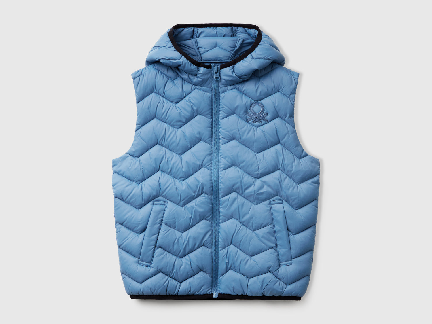 Gilet imbottito con cappuccio da bambino azzurro | Benetton Outlet