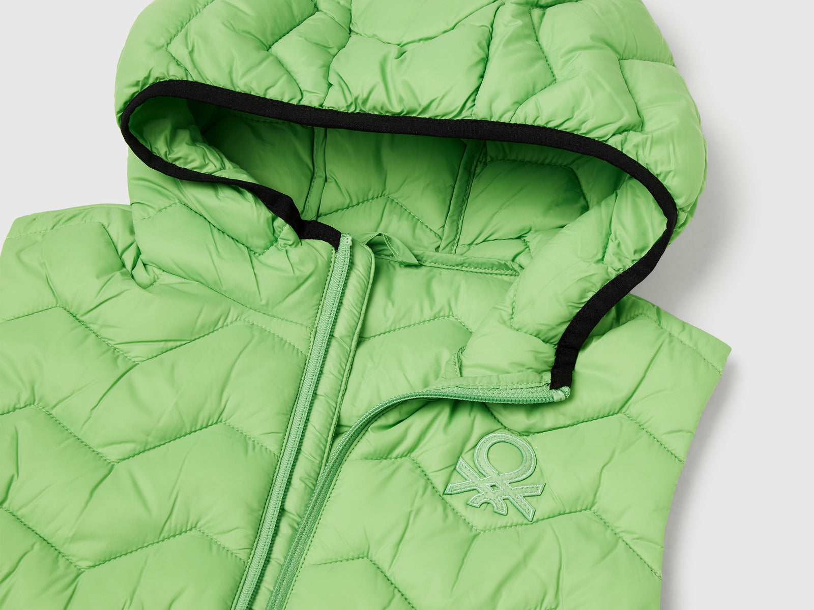 Gilet imbottito con cappuccio da bambino verde 3 | Benetton Outlet