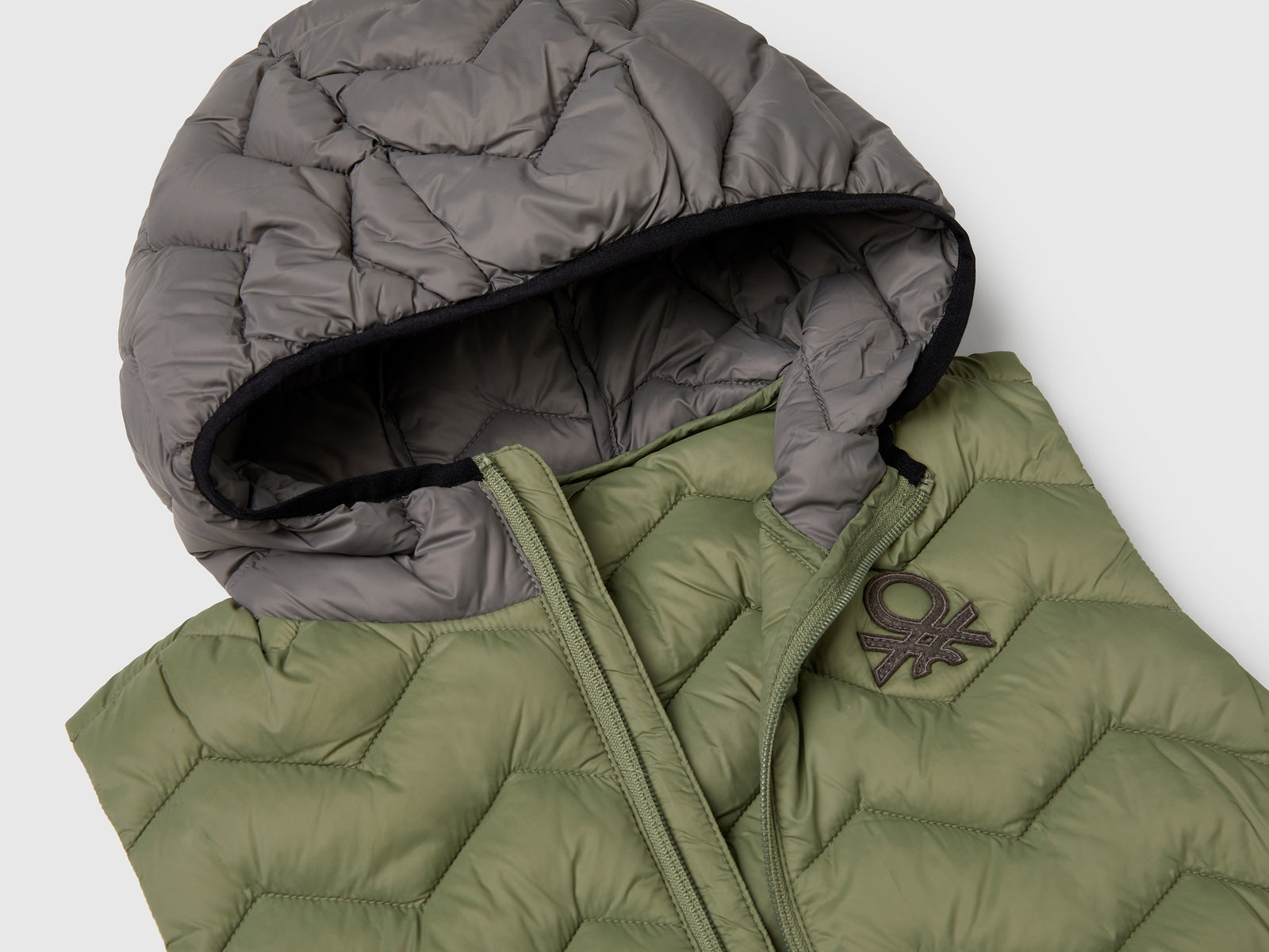 Gilet imbottito con cappuccio da bambino verde militare 3 | Benetton Outlet