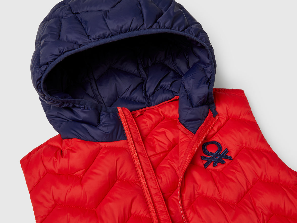 Gilet imbottito con cappuccio