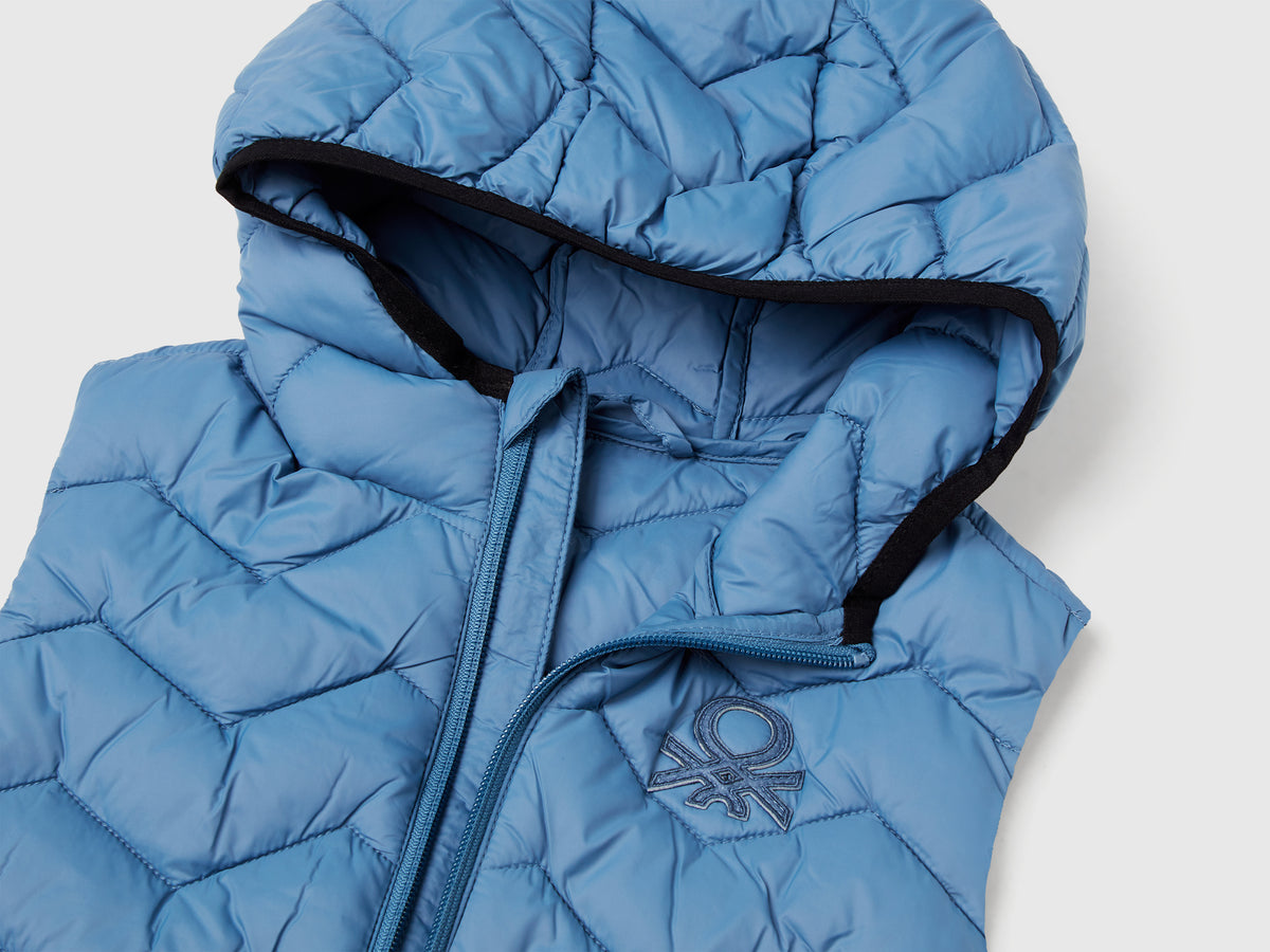 Gilet imbottito con cappuccio