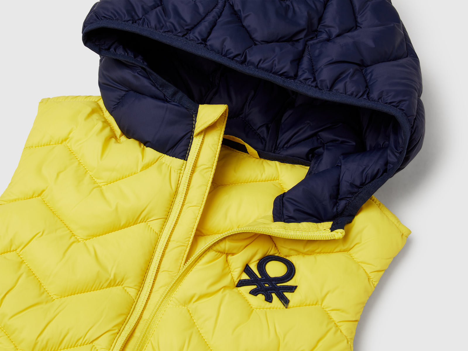 Gilet imbottito con cappuccio da bimbo giallo 3 | Benetton Outlet