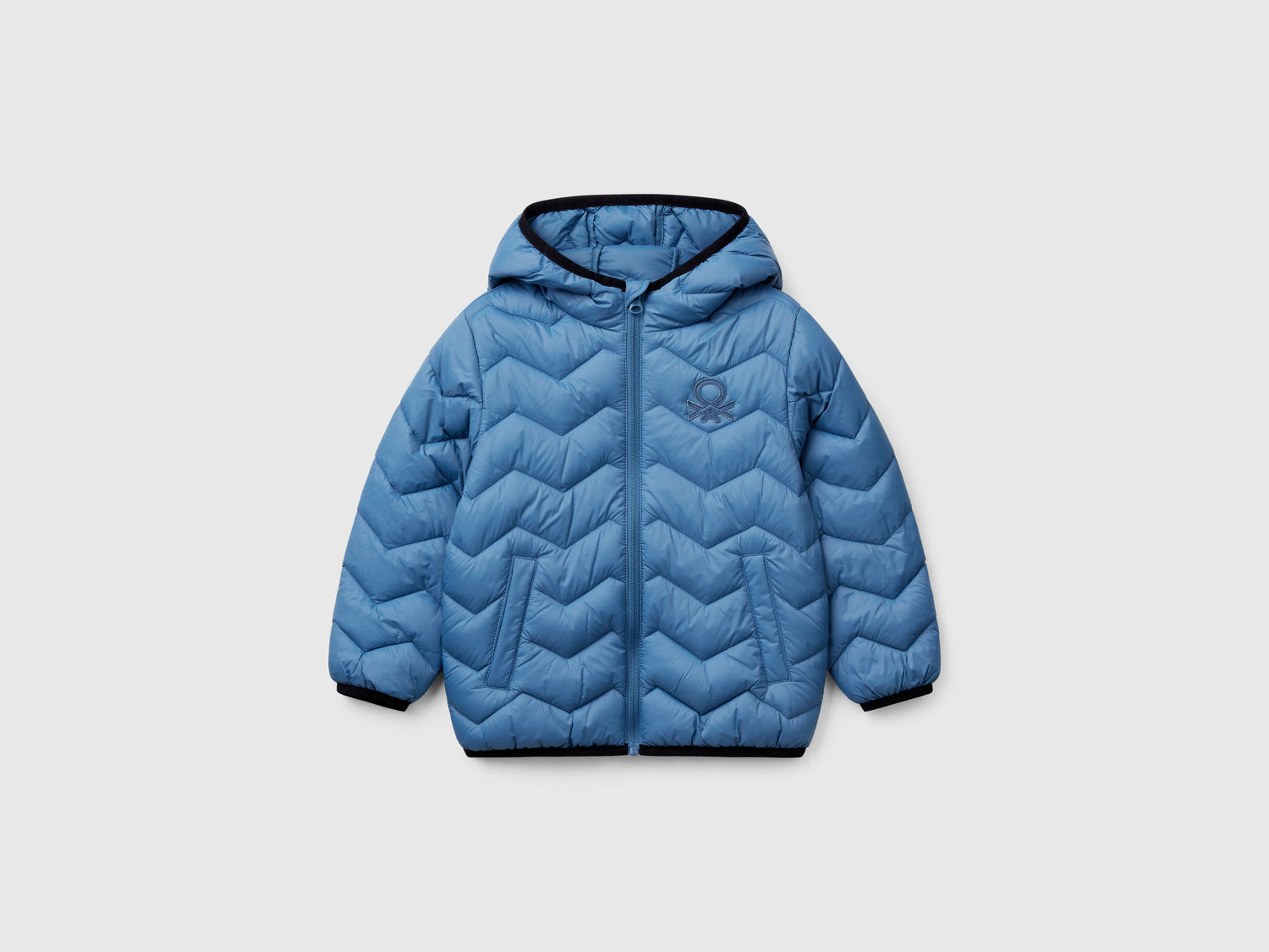 Giubbotto imbottito con cappuccio da bimbo azzurro | Benetton Outlet