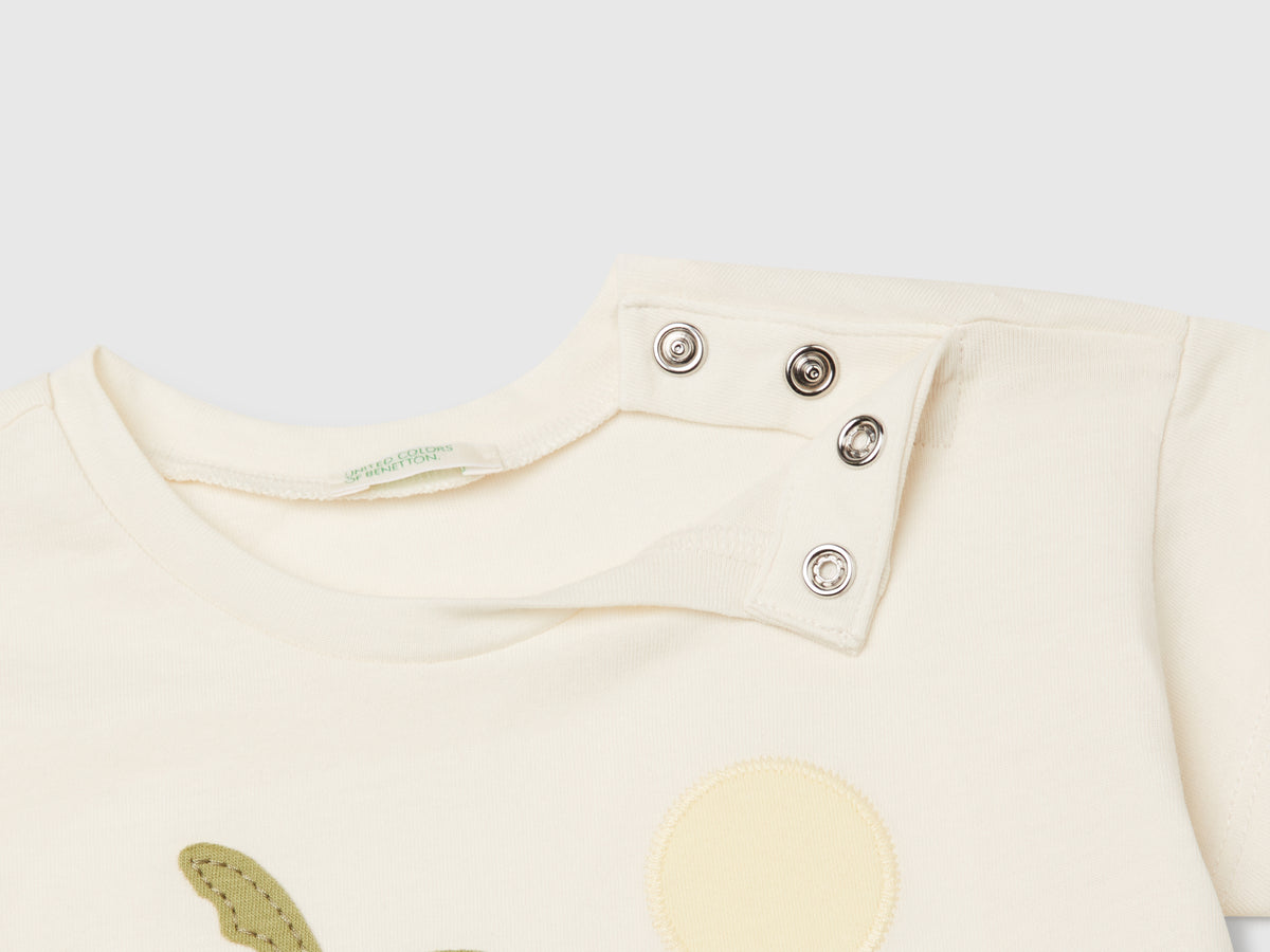 T-shirt con grafica estiva