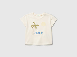 T-shirt con grafica estiva