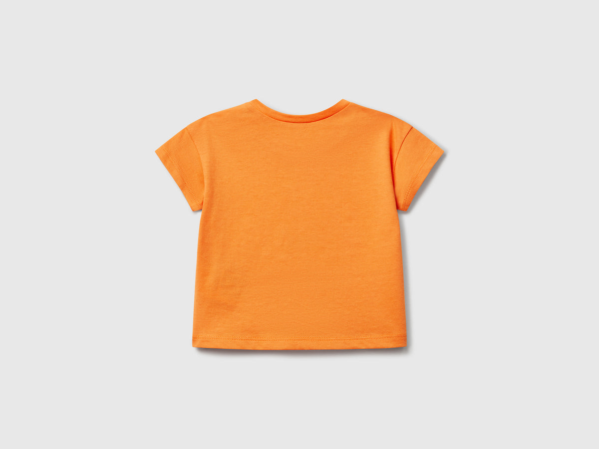 T-shirt con grafica estiva