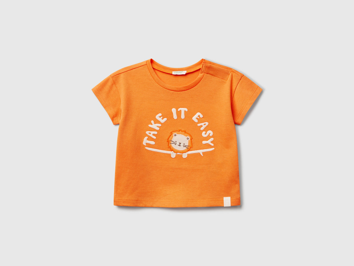 T-shirt con grafica estiva