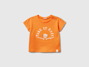 T-shirt con grafica estiva