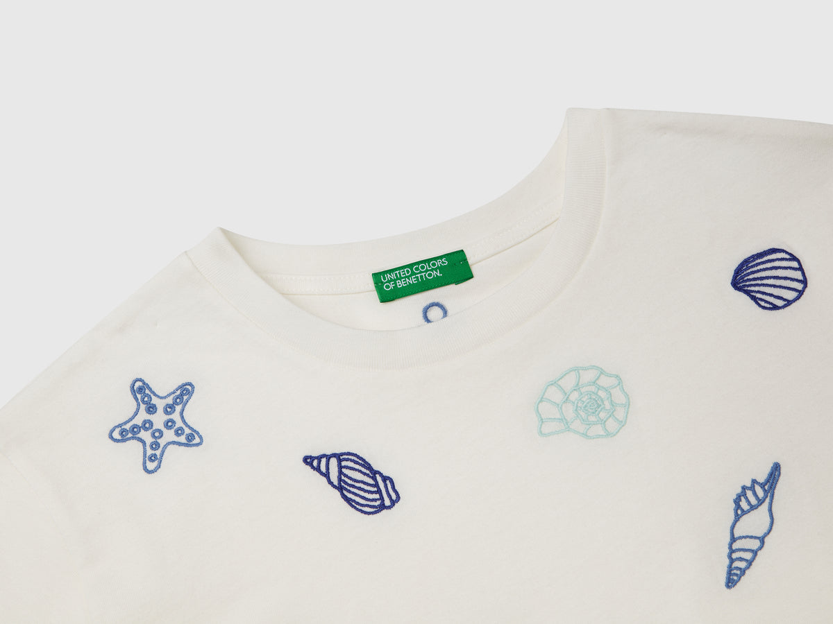 T-shirt con ricamo conchiglie