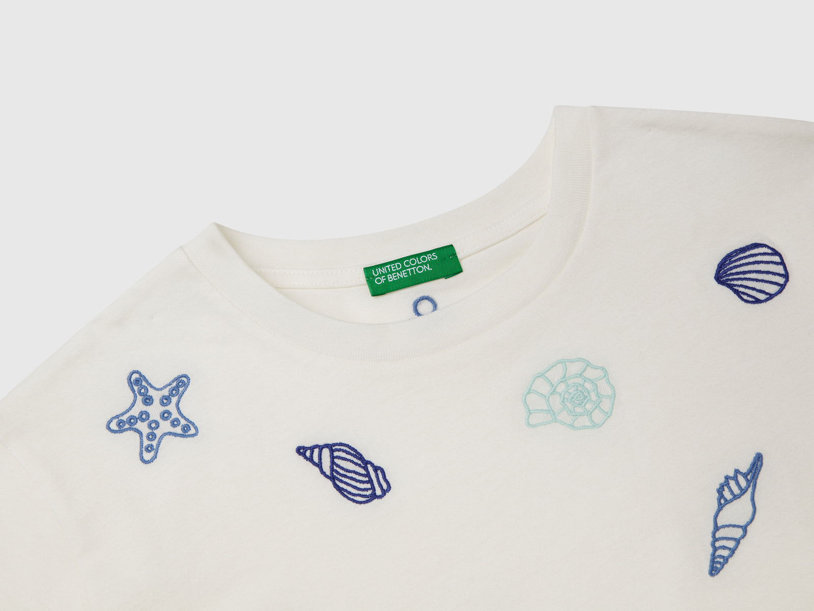 T-shirt con ricamo conchiglie da bambina bianco panna 3 | Benetton Outlet